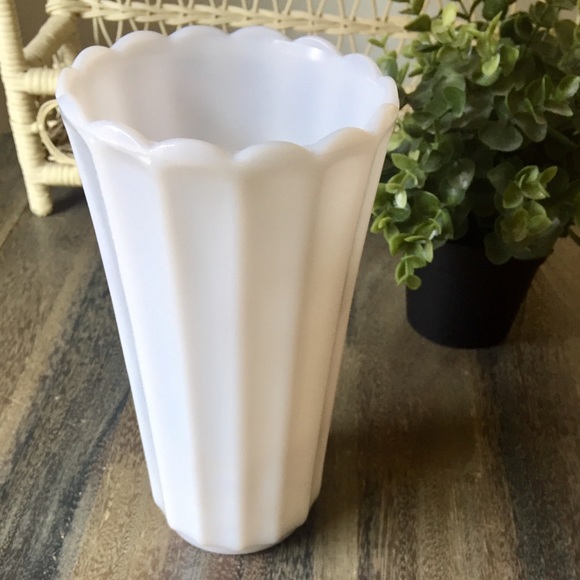 Scalloped white milk glass vase - Picture 5 of 5